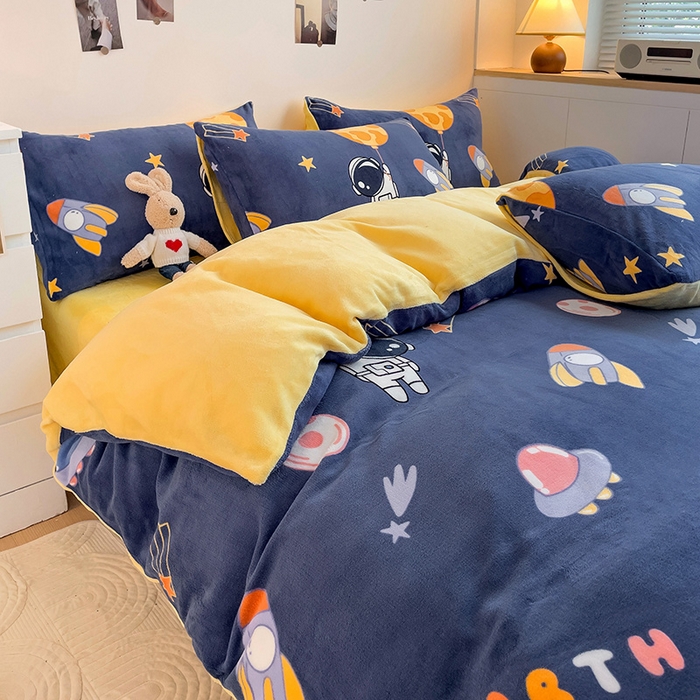 91家纺网 家纺一手货源 找家纺 西引力 2024新款加厚小清新牛奶绒四件套床单款床笠款单被套爆款 太空人