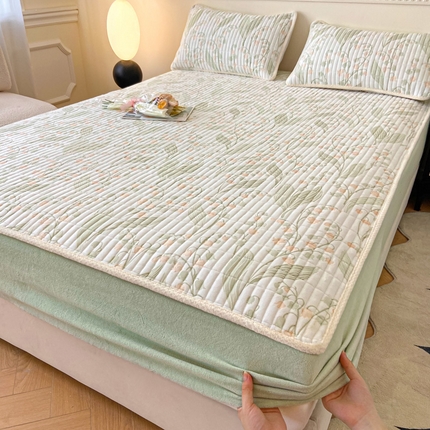 91家纺网 家纺一手货源 找家纺 莱登卡奴 24新款牛奶绒立体雕花保暖包边夹棉款床笠 床笠铃兰花绿