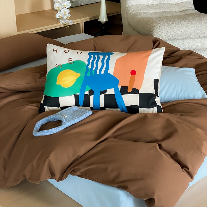 91家纺网 家纺一手货源 找家纺 圆岛家纺 2024秋冬新款纯色孟菲斯博主风时尚全棉磨毛五件套 深咖拼圣迪蓝