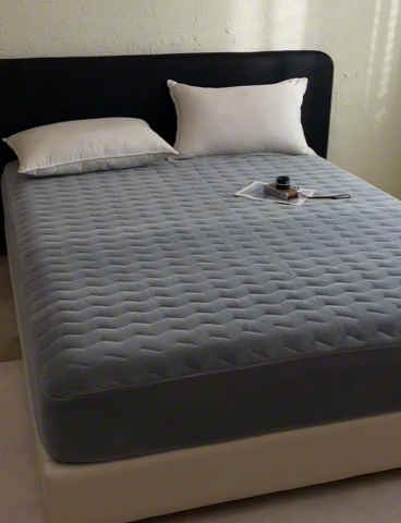 91家纺网 家纺一手货源 找家纺 法芙娜家纺 2024新款波浪纹牛奶绒夹棉床笠（控价券后价不低于128/138/148） 灰