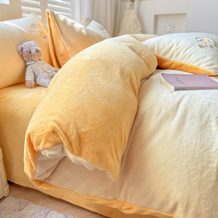 91家纺网 家纺一手货源 找家纺 梦舒羽 2025新款高克重小清新牛奶绒四件套冬季法莱绒珊瑚绒-刺绣小狗系列（风格一） 小八嘎-芝士奶油黄