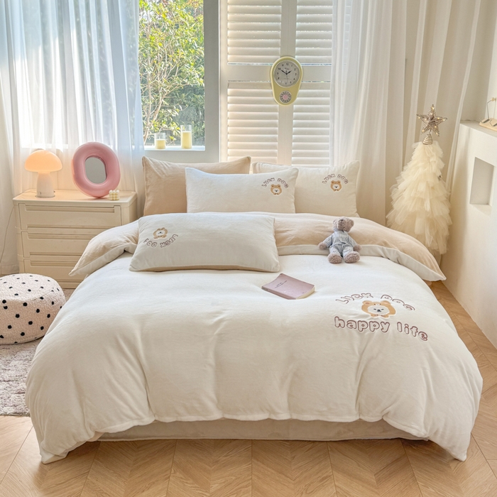 91家纺网 家纺一手货源 找家纺 梦舒羽 2025新款高克重小清新牛奶绒四件套冬季法莱绒珊瑚绒-刺绣小狗系列（风格一） 小比熊-奶白卡其咖