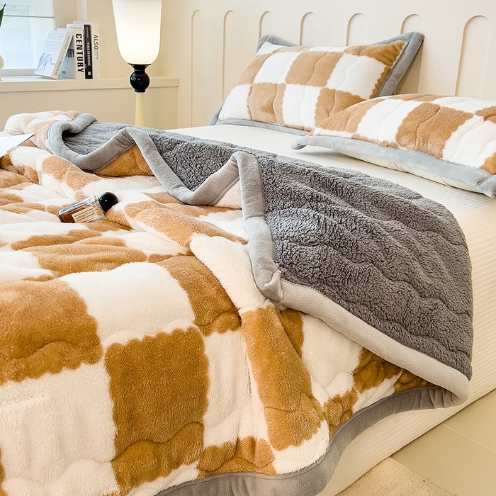 91家纺网 家纺一手货源 找家纺 慕木家纺 2025新款A类北极绒棋盘格三层夹棉双面毛毯 三层夹棉毛毯-棋盘格奶油咖+灰