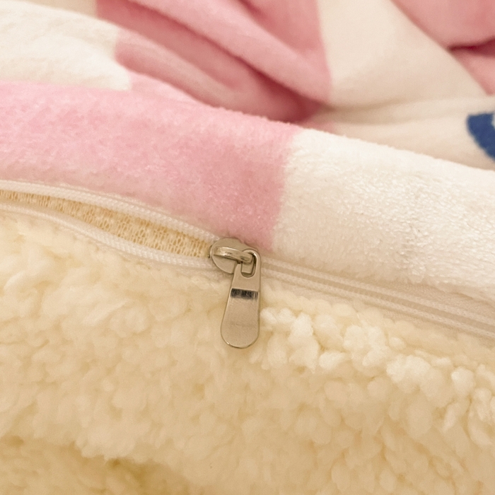 91家纺网 家纺一手货源 找家纺 金爱家 2024新款多功能牛奶绒羊羔绒毛毯毯子 羊羔绒-草莓冰淇淋美乐蒂