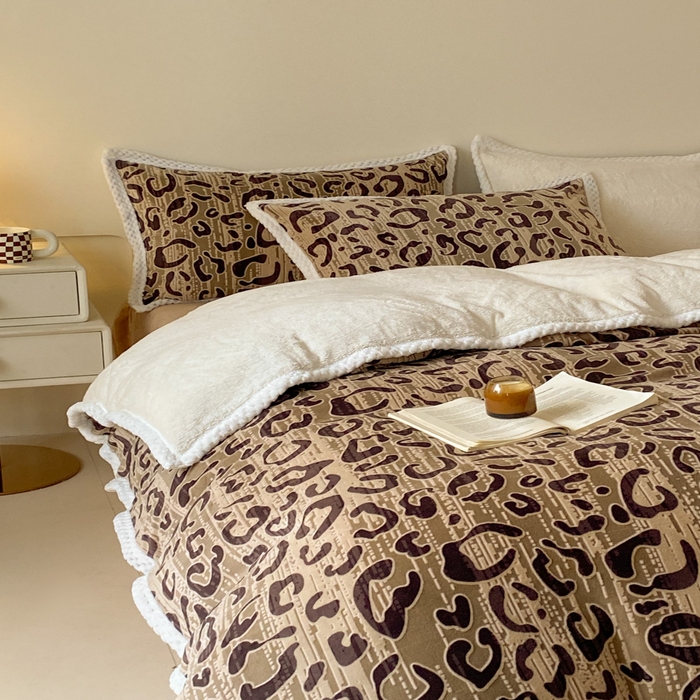 91家纺网 家纺一手货源 找家纺 2024新款简约包边全消光雕花牛奶绒兔兔绒四件套雕花包边绒-维密咖