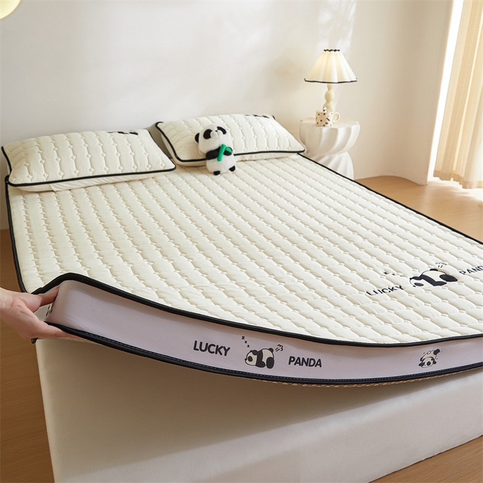 91家纺网 家纺一手货源 找家纺 鑫钰 2024秋冬新款立体乳胶加厚海绵床垫 立体边-趴趴熊猫-玉石白-