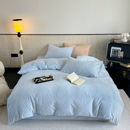 91家纺网 家纺一手货源 找家纺 （总）若未家居 LOVEWE HOUSE 2025新款AB版250克全消光立体雕花烂花牛奶绒四件套-蝶舞