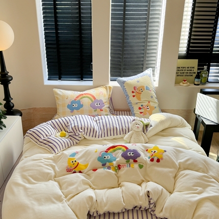 91家纺网 家纺一手货源 找家纺 （总）柚子YOUTH 2024新款牛奶绒四件套-三小只毛巾绣系列