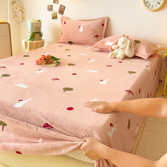 91家纺网 家纺一手货源 找家纺 大柏树 2025新款A类高克重亲肤舒适牛奶绒印花四件套-单床单可定制 蘑菇屋