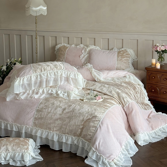 91家纺网 家纺一手货源 找家纺 凯儿家纺 2024新款全消光牛奶绒法式公主风花边工艺款四件套 少女的祈祷-粉