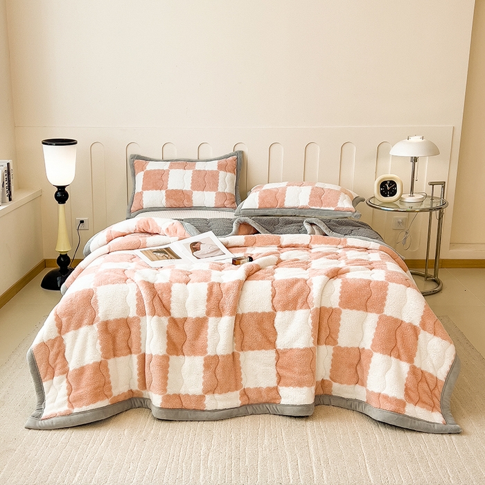 91家纺网 家纺一手货源 找家纺 慕木家纺 2025新款A类北极绒棋盘格三层夹棉双面毛毯 三层夹棉毛毯-棋盘格玉粉+灰