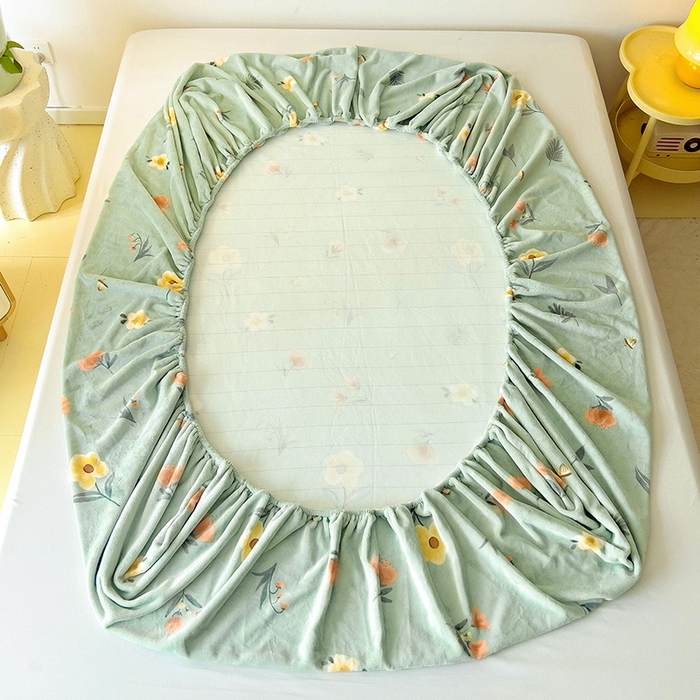 91家纺网 家纺一手货源 找家纺 大柏树 2025新款A类高克重亲肤舒适牛奶绒印花四件套-单床笠可定制 春意浓-绿