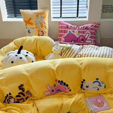 91家纺网 家纺一手货源 找家纺 （总）柚子YOUTH 2024新款牛奶绒四件套-三小只毛巾绣系列