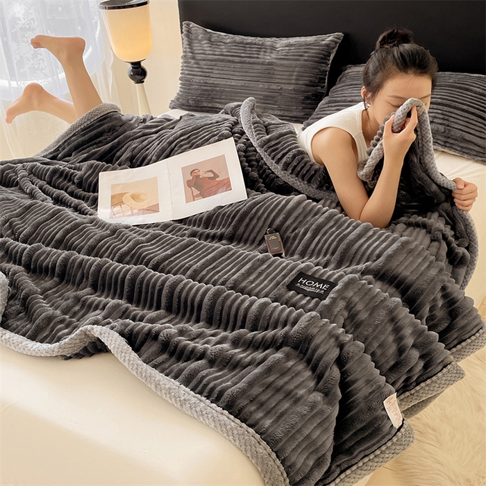 91家纺网 家纺一手货源 找家纺 梦舒羽 2025新款子母条兔毛绒毛毯宿舍牛奶绒小被毯 深灰