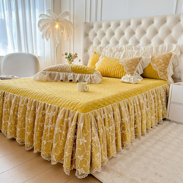 91家纺网 家纺一手货源 找家纺 罗艺轩 2024新款高克重牛奶雪纺边床裙三件套-羽蝶 嫩黄