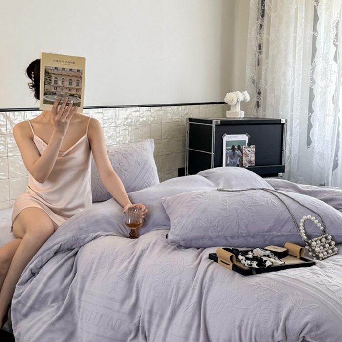 91家纺网 家纺一手货源 找家纺 若未家居 LOVEWE HOUSE 2025新款AB版250克全消光立体雕花烂花牛奶绒四件套-蝶舞 英文花开-浅紫