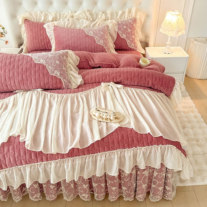 91家纺网 家纺一手货源 找家纺 罗艺轩 2024新款高克重牛奶雪纺边床裙四件套-羽蝶 豆沙红