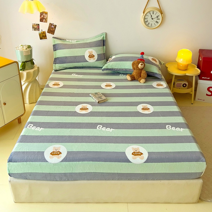 91家纺网 家纺一手货源 找家纺 大柏树 2025新款A类高克重亲肤舒适牛奶绒印花四件套-单床笠可定制 布琪小熊-绿