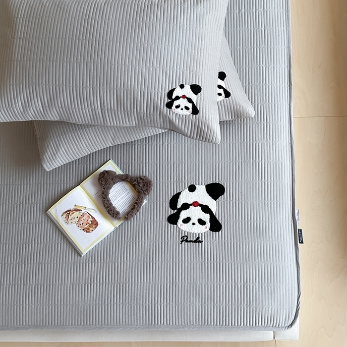 91家纺网 家纺一手货源 找家纺 三味舒屋 2024新款萌系卡通毛巾绣夹棉床笠 熊猫卡卡灰