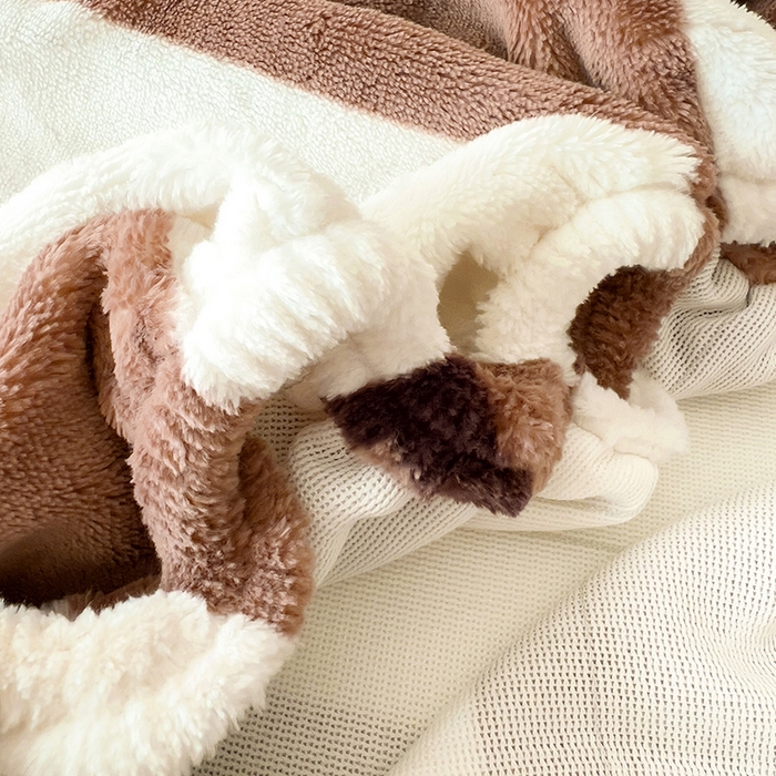 91家纺网 家纺一手货源 找家纺 大柏树 2025新款A类高克重亲肤舒适牛奶绒印花四件套-单床笠可定制 布琪小熊-咖