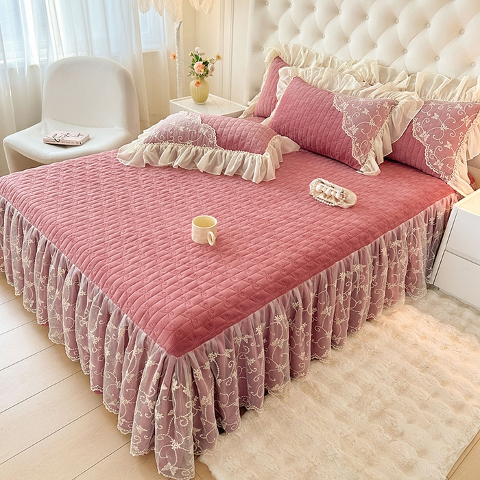 91家纺网 家纺一手货源 找家纺 罗艺轩 2024新款高克重牛奶雪纺边床裙三件套-羽蝶 豆沙红