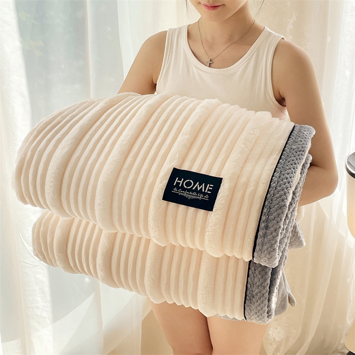 91家纺网 家纺一手货源 找家纺 梦舒羽 2025新款子母条兔毛绒毛毯宿舍牛奶绒小被毯 本白