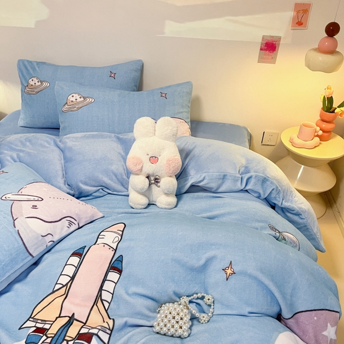 91家纺网 家纺一手货源 找家纺 新方向 2025新款全消光A类儿童牛奶绒四件套-飞行游 飞行游-蓝