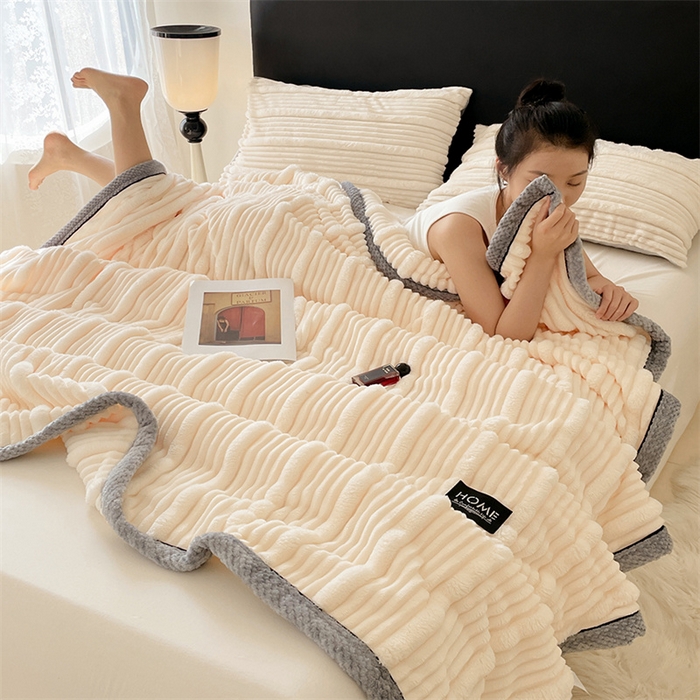 91家纺网 家纺一手货源 找家纺 梦舒羽 2025新款子母条兔毛绒毛毯宿舍牛奶绒小被毯 本白