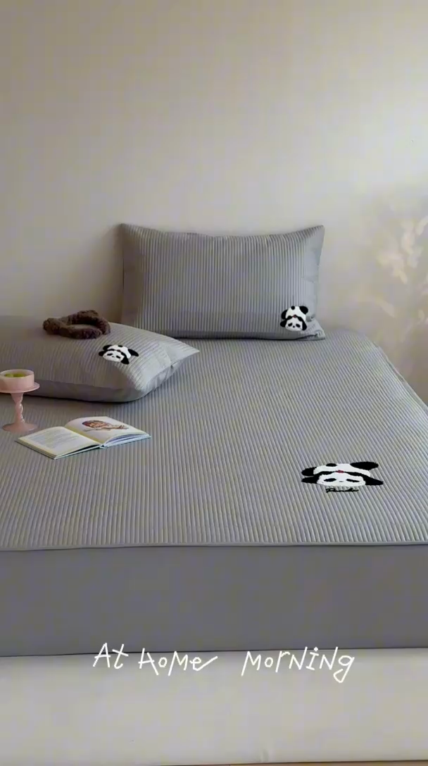 91家纺网 家纺一手货源 找家纺 三味舒屋 2024新款萌系卡通毛巾绣夹棉床笠 熊猫卡卡灰