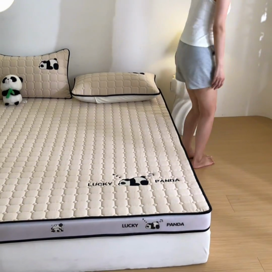 91家纺网 家纺一手货源 找家纺 鑫钰 2024秋冬新款立体乳胶加厚海绵床垫 立体边-趴趴熊猫-香槟金-