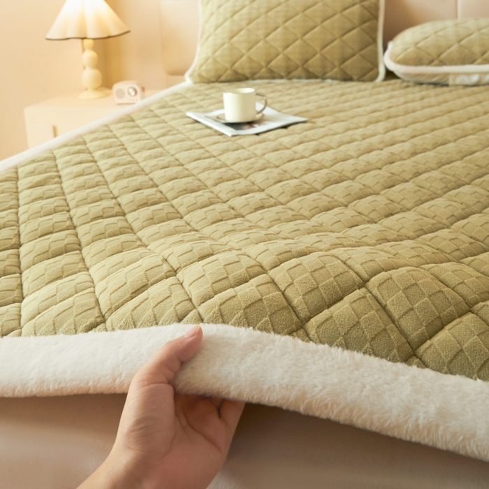 91家纺网 家纺一手货源 找家纺 鑫钰 2024新款菱形格牛奶绒宝宝绒烂花床褥 菱形格-茶绿