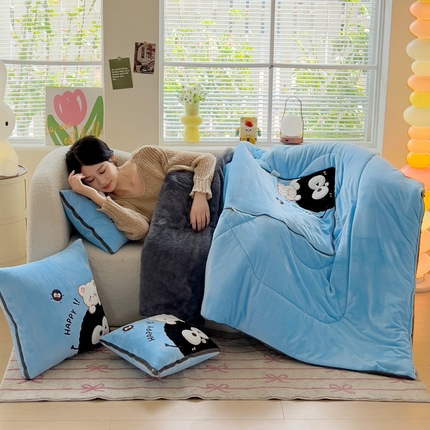 91家纺网 家纺一手货源 找家纺 铭宣家居 2024新款加厚AB版婴儿绒和北极绒贴布绣刺绣抱枕被-可爱煤球 可爱煤球-天蓝色