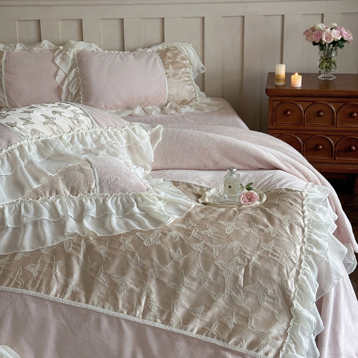 91家纺网 家纺一手货源 找家纺 凯儿家纺 2024新款全消光牛奶绒法式公主风花边工艺款四件套 少女的祈祷-粉