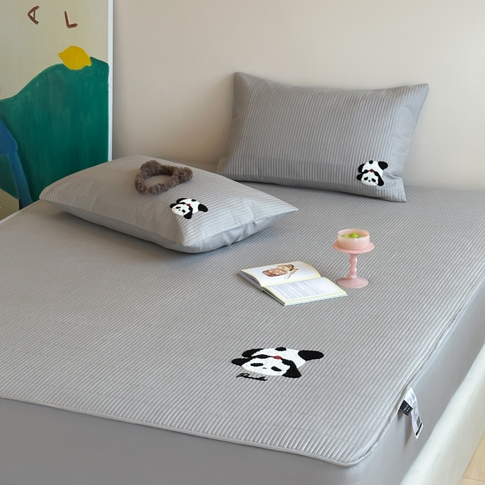 91家纺网 家纺一手货源 找家纺 三味舒屋 2024新款萌系卡通毛巾绣夹棉床笠 熊猫卡卡灰