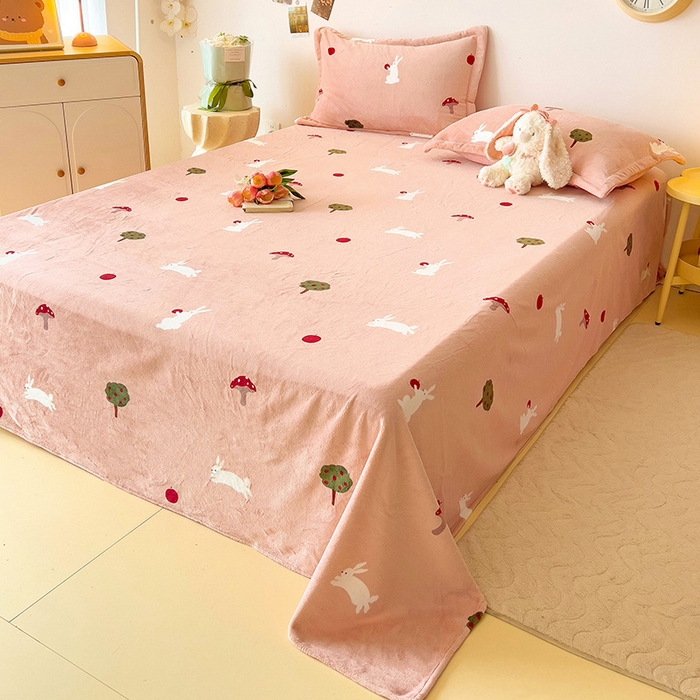 91家纺网 家纺一手货源 找家纺 大柏树 2025新款A类高克重亲肤舒适牛奶绒印花四件套-单床单可定制 蘑菇屋