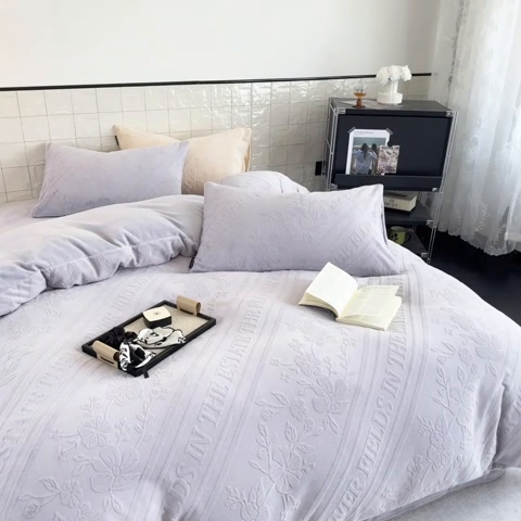 91家纺网 家纺一手货源 找家纺 若未家居 LOVEWE HOUSE 2025新款AB版250克全消光立体雕花烂花牛奶绒四件套-蝶舞 英文花开-浅紫