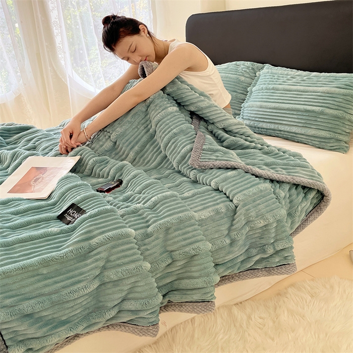 91家纺网 家纺一手货源 找家纺 梦舒羽 2025新款子母条兔毛绒毛毯宿舍牛奶绒小被毯 冰蓝