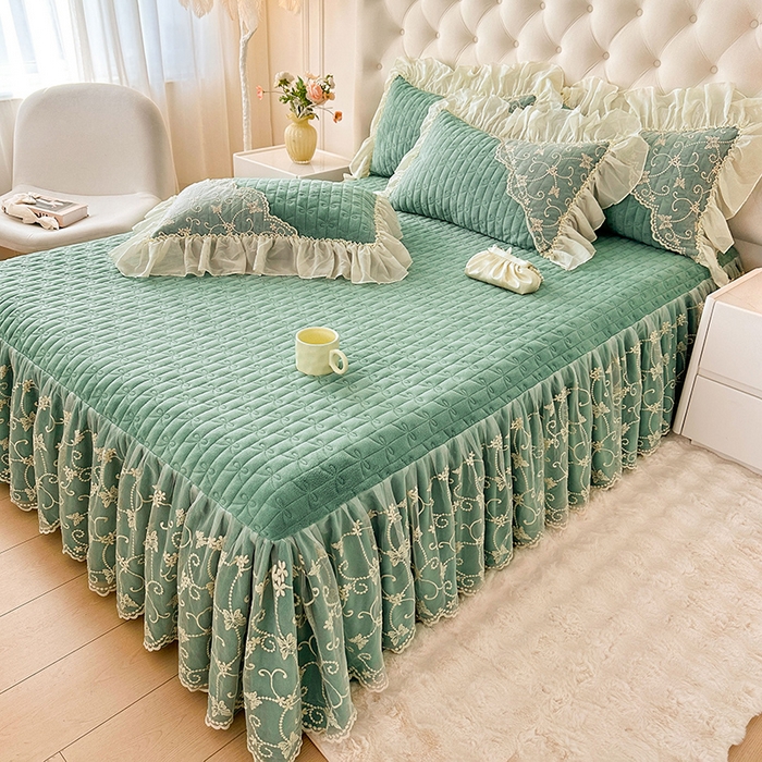 91家纺网 家纺一手货源 找家纺 罗艺轩 2024新款高克重牛奶雪纺边床裙三件套-羽蝶 豆绿