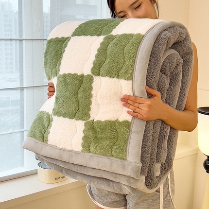 91家纺网 家纺一手货源 找家纺 慕木家纺 2025新款A类北极绒棋盘格三层夹棉双面毛毯 三层夹棉毛毯-棋盘格抹茶绿+灰