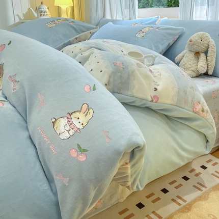 91家纺网 家纺一手货源 找家纺 佰亿莱 2024新款简约牛奶绒刺绣四件套 乖乖兔