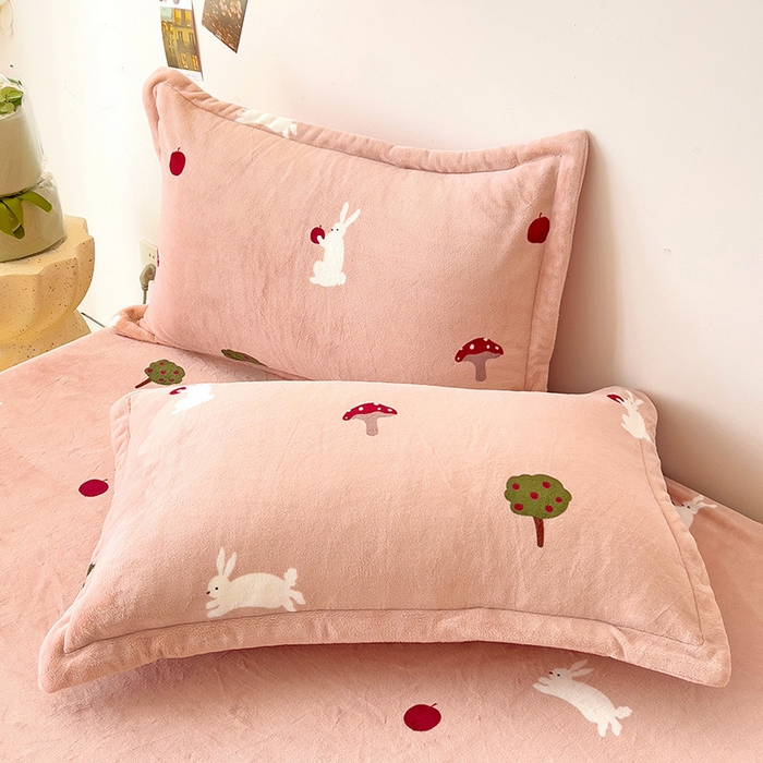 91家纺网 家纺一手货源 找家纺 大柏树 2025新款A类高克重亲肤舒适牛奶绒印花四件套-单枕套可定制 蘑菇屋