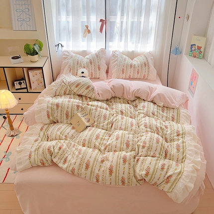 91家纺网 家纺一手货源 找家纺 山茶家纺 2024新款高克重牛奶绒印花花边四件套-场景二 蕾丝花边-花语-绿粉