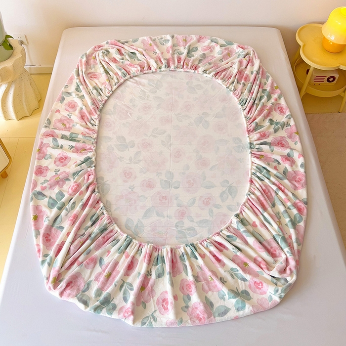 91家纺网 家纺一手货源 找家纺 大柏树 2025新款A类高克重亲肤舒适牛奶绒印花四件套-单床笠可定制 朵柔-粉