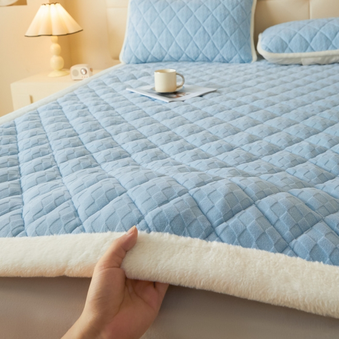 91家纺网 家纺一手货源 找家纺 鑫钰 2024新款菱形格牛奶绒宝宝绒烂花床褥 菱形格-天蓝