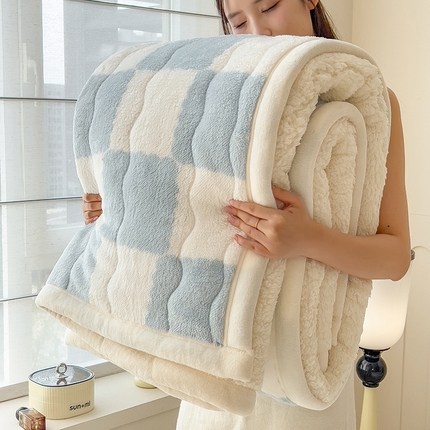 91家纺网 家纺一手货源 找家纺 慕木家纺 2025新款A类北极绒棋盘格三层夹棉双面毛毯 三层夹棉毛毯-棋盘格浅蓝+白