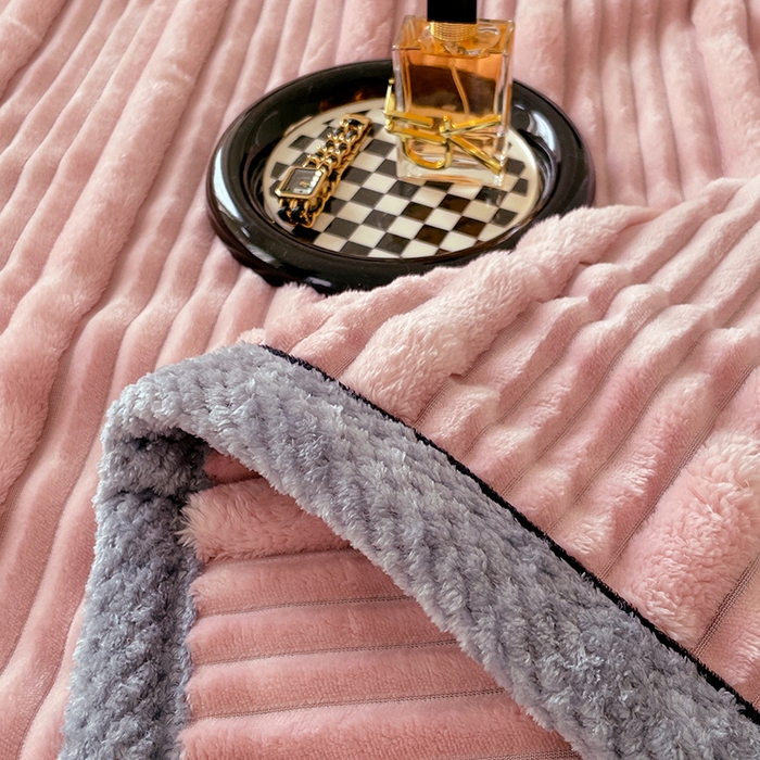 91家纺网 家纺一手货源 找家纺 梦舒羽 2025新款子母条兔毛绒毛毯宿舍牛奶绒小被毯 豆粉