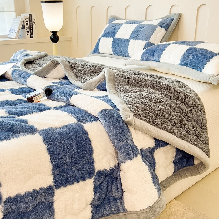 91家纺网 家纺一手货源 找家纺 慕木家纺 2025新款A类北极绒棋盘格三层夹棉双面毛毯 三层夹棉毛毯-棋盘格深海蓝+灰