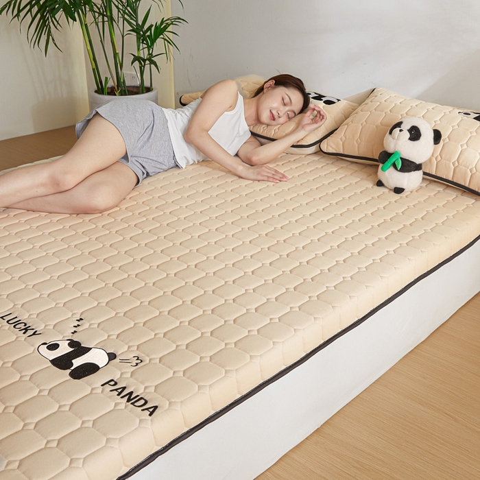 91家纺网 家纺一手货源 找家纺 鑫钰 2024秋冬新款单边乳胶加厚硬质棉家用床垫 单边-趴趴熊猫-香槟金