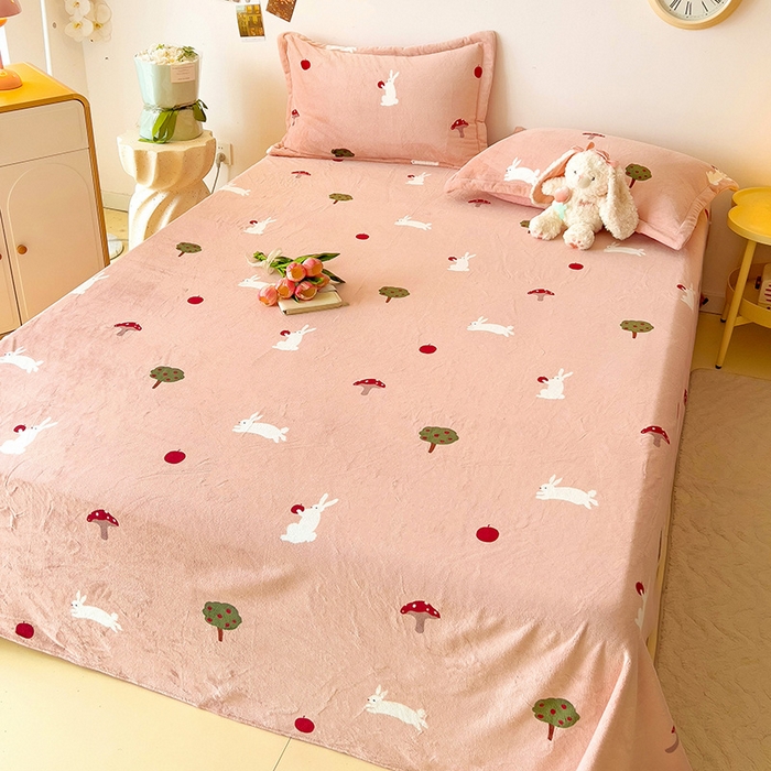 91家纺网 家纺一手货源 找家纺 大柏树 2025新款A类高克重亲肤舒适牛奶绒印花四件套-单床单可定制 蘑菇屋