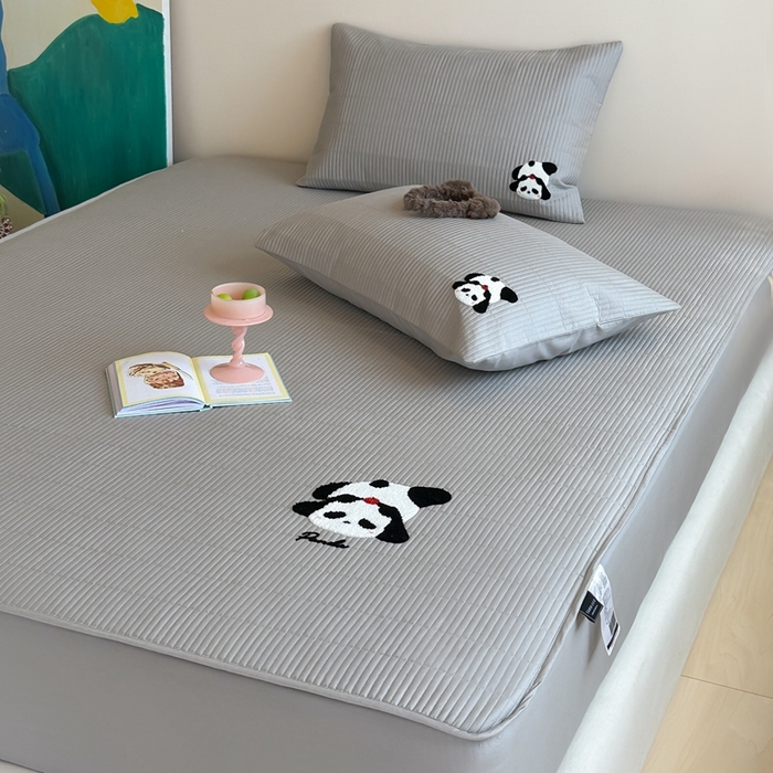 91家纺网 家纺一手货源 找家纺 三味舒屋 2024新款萌系卡通毛巾绣夹棉床笠 熊猫卡卡灰